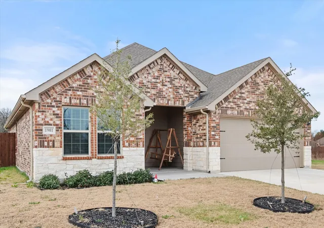 Photo 2 of Single family home for sale at 1901 Sandy Knoll Dr, Kaufman, TX 75142 | MLS# 21150489 | Listing updated on 2026-09-17