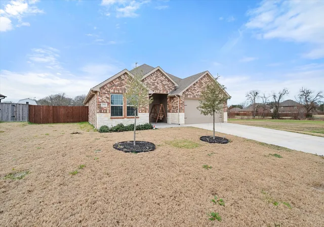 Photo 3 of Single family home for sale at 1901 Sandy Knoll Dr, Kaufman, TX 75142 | MLS# 21150489 | Listing updated on 2026-09-17