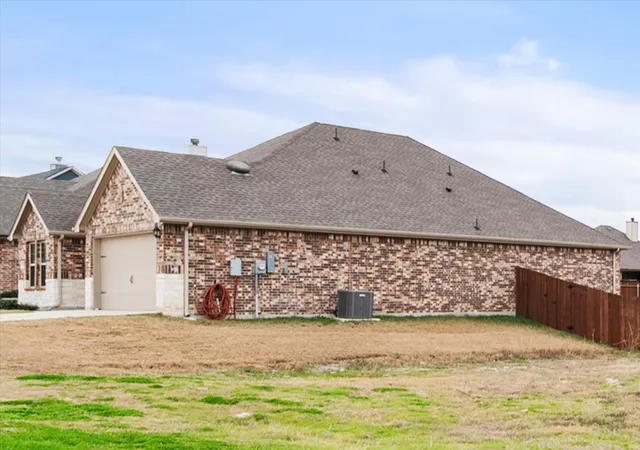 Photo 3 of Single family home for sale at 1901 Sandy Knoll Dr, Kaufman, TX 75142 | MLS# 21150489 | Listing updated on 2026-09-17