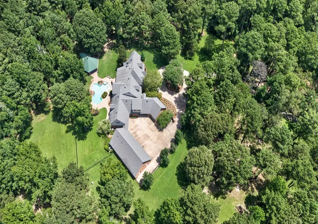 Photo 3 of Single family home for sale at 1330 Forest Creek Dr, Shreveport, LA 71115 | MLS# 21151300 | Listing updated on 2026-10-01
