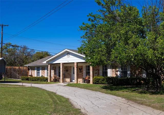 Photo 3 of Single family home for sale at 1600 Shaw Dr, Brownwood, TX 76801 | MLS# 21151504 | Listing updated on 2026-07-17