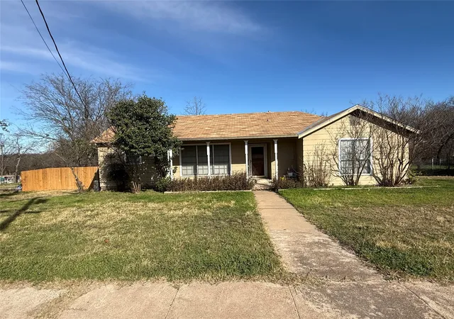 Homes for sale in Hamilton, TX | 609 E Henry, Hamilton, TX 76531 | MLS# 21152352