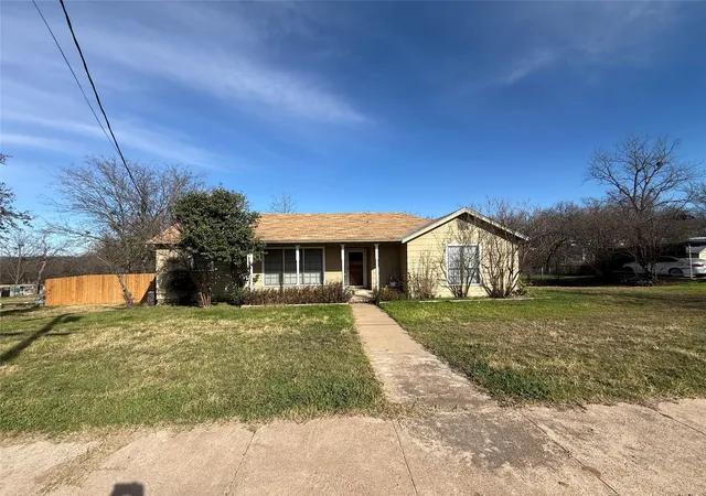 Photo 2 of Single family home for sale at 609 E Henry, Hamilton, TX 76531 | MLS# 21152352 | Listing updated on 2026-07-09