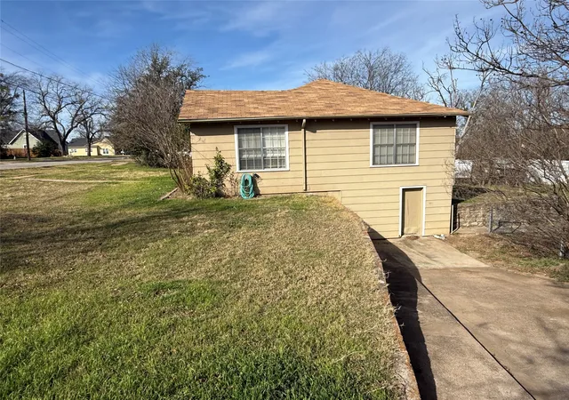 Homes for sale in Hamilton, TX | 609 E Henry, Hamilton, TX 76531 | MLS# 21152352