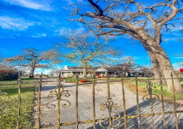 Homes for sale in Fairfield, TX | 618 W Main St, Fairfield, TX 75840 | MLS# 21152395