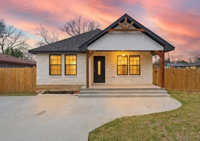 Homes for sale in Hearne, TX | 211 Moss Ave, Hearne, TX 77859 | MLS# 21152289