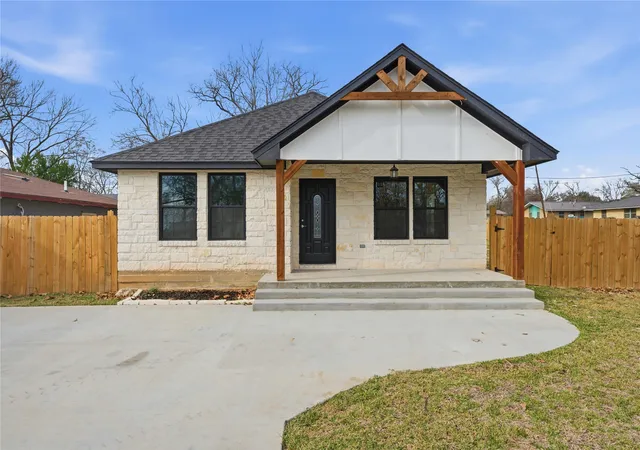 Homes for sale in Hearne, TX | 211 Moss Ave, Hearne, TX 77859 | MLS# 21152289