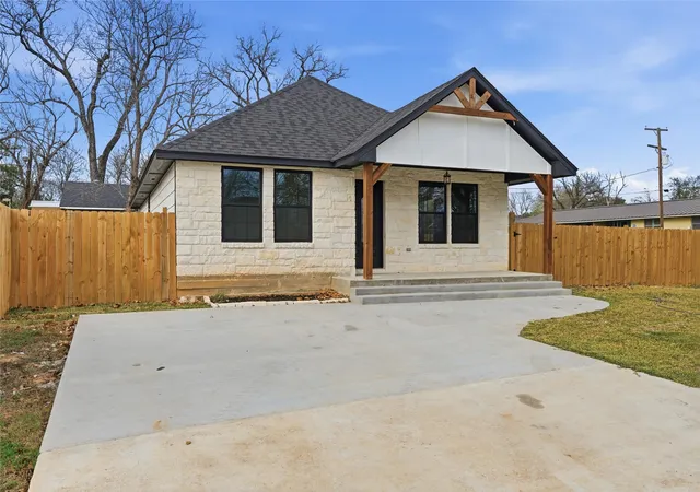 Homes for sale in Hearne, TX | 211 Moss Ave, Hearne, TX 77859 | MLS# 21152289