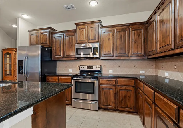 Photo 4 of Single family home for sale at 1037 Doe Meadow Dr, Burleson, TX 76028 | MLS# 21151823 | Listing updated on 2026-10-03