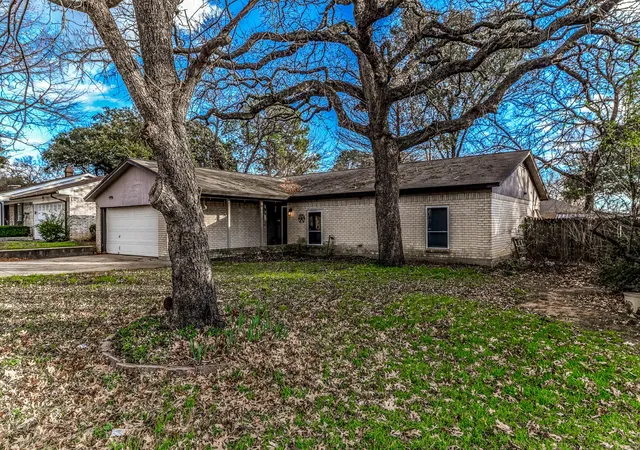 Photo 1 of Single family home for sale at 2108 Warwick Dr, Arlington, TX 76015 | MLS# 21140916 | Listing updated on 2026-07-27