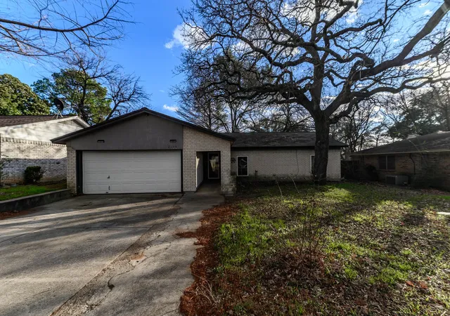 Photo 2 of Single family home for sale at 2108 Warwick Dr, Arlington, TX 76015 | MLS# 21140916 | Listing updated on 2026-07-27