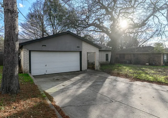 Photo 3 of Single family home for sale at 2108 Warwick Dr, Arlington, TX 76015 | MLS# 21140916 | Listing updated on 2026-07-27
