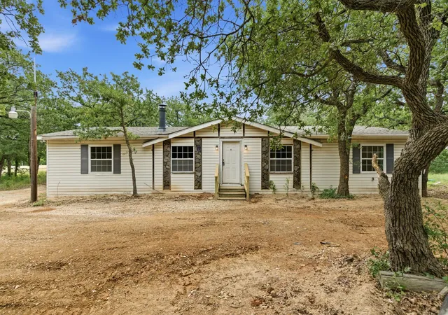 Homes for sale in Joshua, TX | 2109 Timber Top Trl, Joshua, TX 76058 | MLS# 21153268