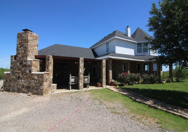 Photo 3 of House for sale at 525 County Road 310, Tye, TX | MLS# 21152952 | Listing updated on 2026-10-01