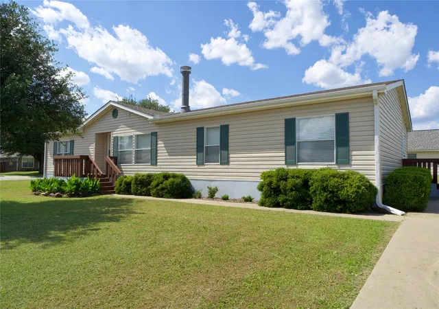 Photo 3 of Single family home for sale at 115 Candlewood Cir, Gainesville, TX 76240 | MLS# 21154033 | Listing updated on 2026-07-23