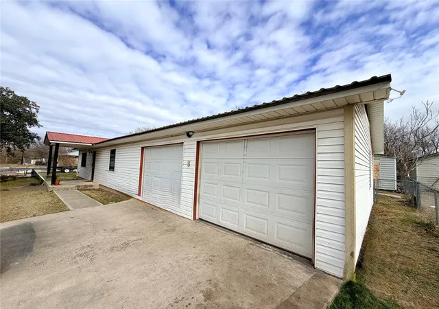 Photo 3 of Single family home for sale at 1412 Sunset Dr, Goldthwaite, TX 76844 | MLS# 21155002 | Listing updated on 2026-08-20