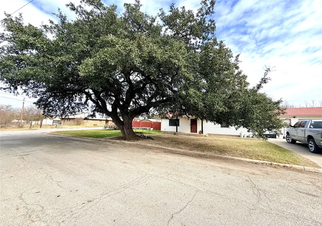 Photo 4 of Single family home for sale at 1412 Sunset Dr, Goldthwaite, TX 76844 | MLS# 21155002 | Listing updated on 2026-08-20