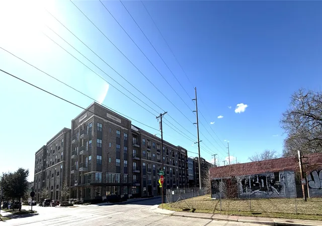 Photo 1 of Land for sale at 1001 Singleton Blvd, Dallas, TX 75212 | MLS# 21153722 | Listing updated on 2026-10-07