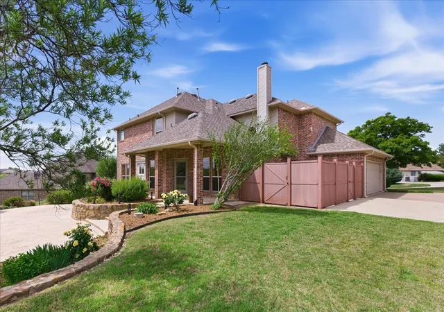 Photo 2 of Single family home for sale at 7517 Eagle Ridge Cir, Fort Worth, TX 76179 | MLS# 21147032 | Listing updated on 2026-10-03
