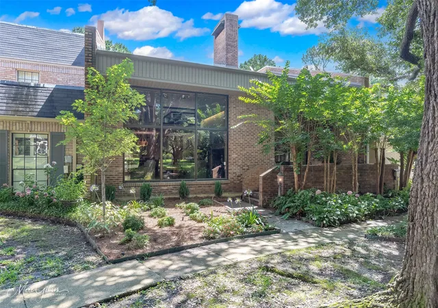 Photo 2 of Townhouse for sale at 300 Pierremont Rd #18, Shreveport, LA 71106 | MLS# 21154954 | Listing updated on 2026-10-07