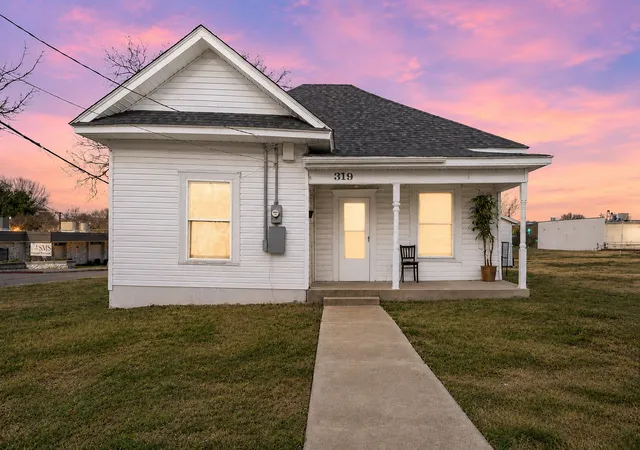 Photo 1 of Single family home for sale at 319 Mckinney St, Mesquite, TX 75149 | MLS# 21153998 | Listing updated on 2026-08-31