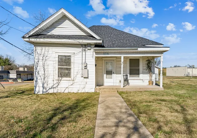 Photo 2 of Single family home for sale at 319 Mckinney St, Mesquite, TX 75149 | MLS# 21153998 | Listing updated on 2026-08-31