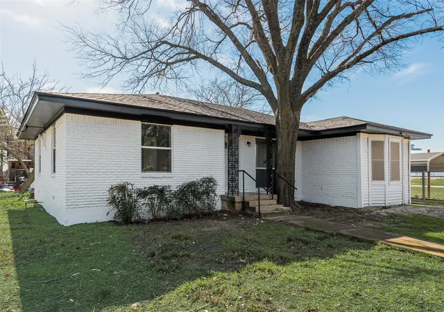 Photo 2 of Single family home for sale at 101 E Marshall St, Palmer, TX 75152 | MLS# 21148066 | Listing updated on 2026-08-26