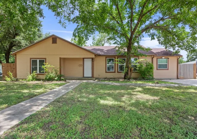 Photo 1 of Single family home for sale at 102 E Southland Ave, Marlin, TX 76661 | MLS# 21157359 | Listing updated on 2026-07-20
