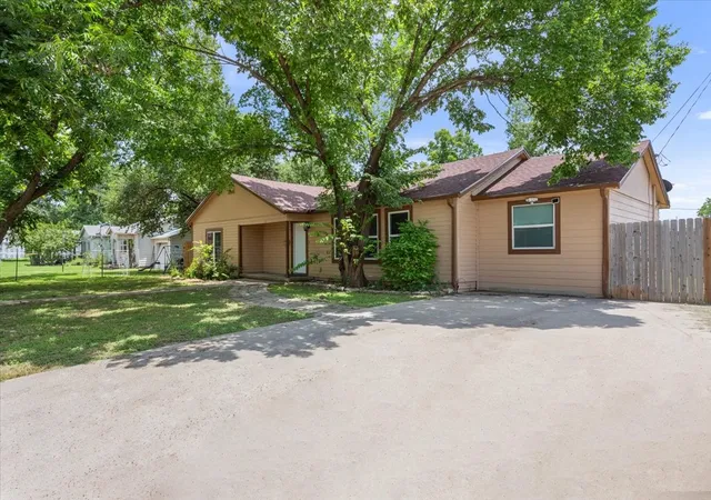 Photo 2 of Single family home for sale at 102 E Southland Ave, Marlin, TX 76661 | MLS# 21157359 | Listing updated on 2026-07-20