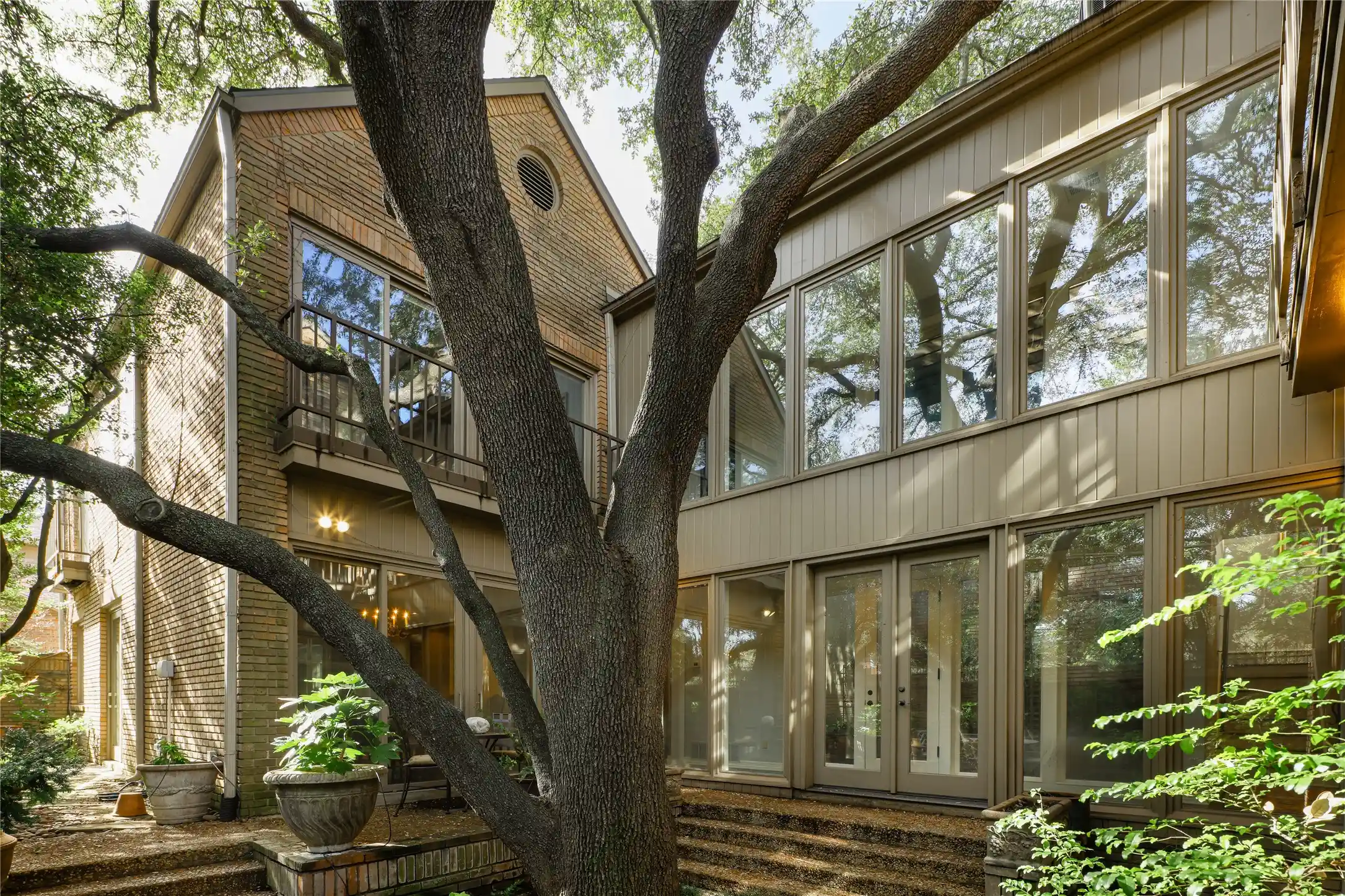 Single family home for sale at 7 Glenchester Ct, Dallas, TX 75225 | MLS# 21156975
