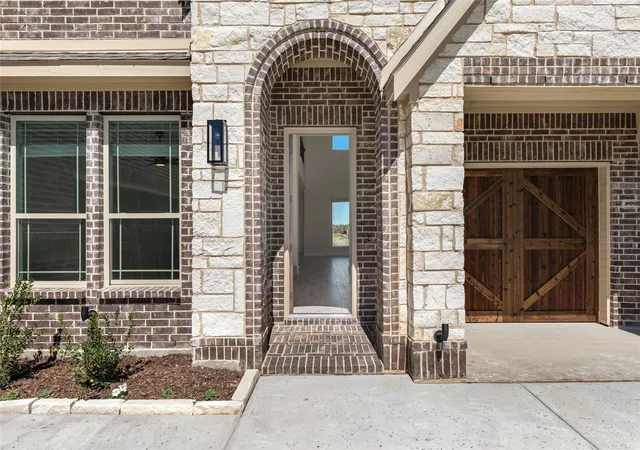Photo 3 of Single family home for sale at 421 Birkdale Ln, Red Oak, TX 75154 | MLS# 21131926 | Listing updated on 2026-10-07