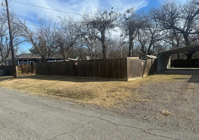 Photo 3 of Single family home for sale at 631 W Walker St, Denison, TX 75020 | MLS# 21158507 | Listing updated on 2026-10-05