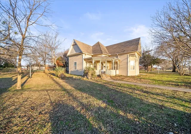 Photo 3 of Single family home for sale at 101 N 7th St, Krum, TX 76249 | MLS# 21158636 | Listing updated on 2026-07-13