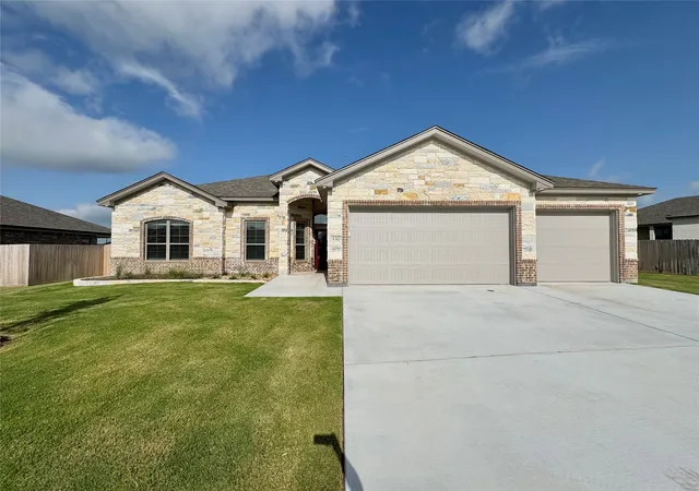 Homes for sale in Lorena, TX | 132 Lasso Loop, Lorena, TX 76655 | MLS# 21158939