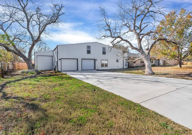 Homes for sale in Tolar, TX | 406 N Oak Ln, Tolar, TX 76476 | MLS# 21158535