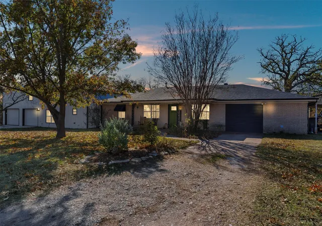 Homes for sale in Tolar, TX | 406 N Oak Ln, Tolar, TX 76476 | MLS# 21158535