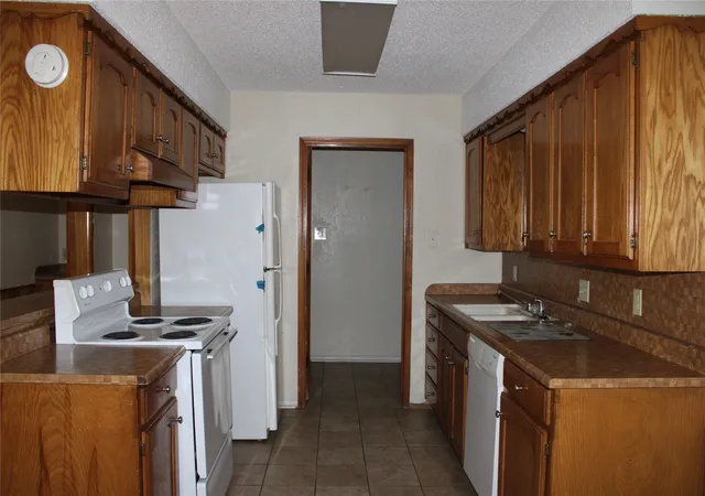 Photo 2 of Multi family home for sale at 613 Renfro St, Burleson, TX 76028 | MLS# 21159866 | Listing updated on 2026-08-04