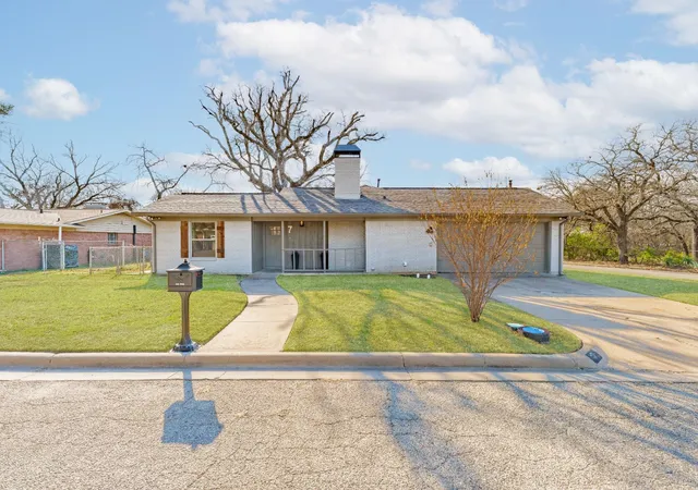 Photo 3 of Single family home for sale at 7 Nw Ann Rd, Mineral Wells, TX 76067 | MLS# 21159535 | Listing updated on 2026-10-02