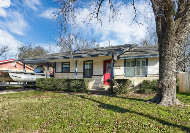 Photo 2 of Single family home for sale at 2112 Mangum St, Commerce, TX 75428 | MLS# 21159137 | Listing updated on 2026-08-18