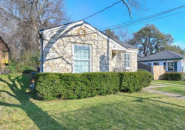 Photo 2 of Sale Pending at 1707 Homewood Pl, Dallas, TX 75224 | MLS# 21160890 | Listing updated on 2026-08-19