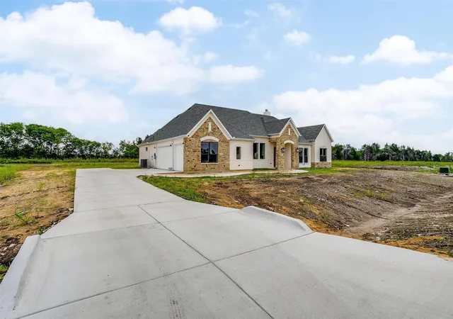 Photo 2 of Single family home for sale at 125 Aiden Dr, Waxahachie, TX 75165 | MLS# 21160930 | Listing updated on 2026-08-17
