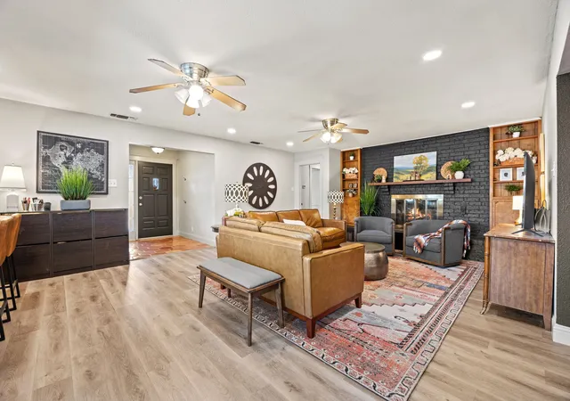 4th image of 319 S Jackson Ave, Justin, TX 76247 | MLS# 21156827