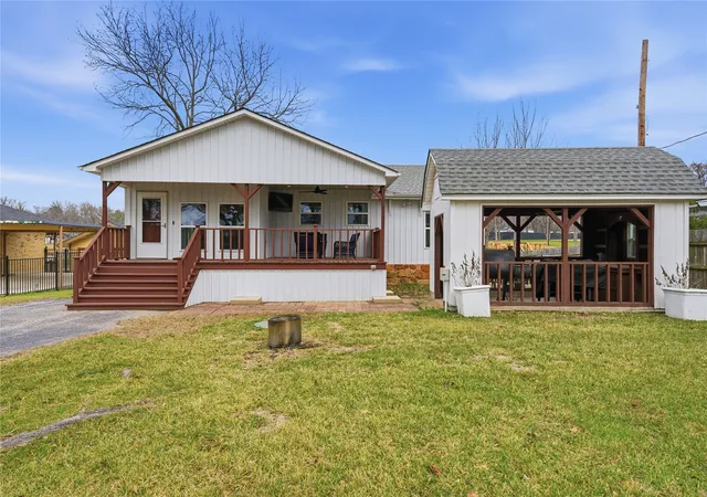 Photo 2 of Single family home for sale at 126 Maples Trl, Mabank, TX 75156 | MLS# 21160358 | Listing updated on 2026-07-14