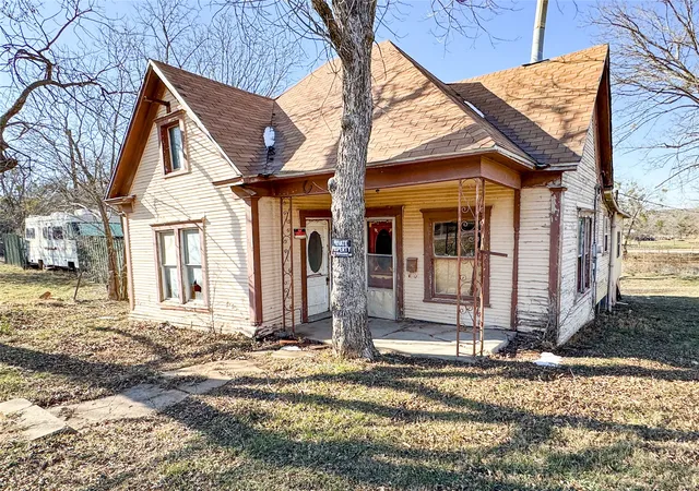 Homes for sale in Cisco, TX | 306 W 3rd St, Cisco, TX 76437 | MLS# 21163014
