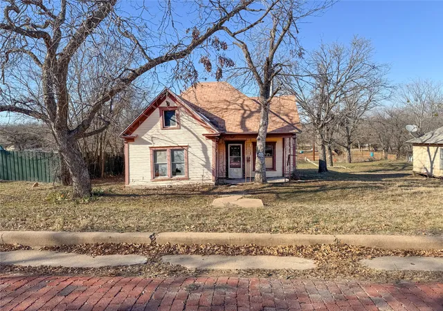 Homes for sale in Cisco, TX | 306 W 3Rd St, Cisco, TX 76437 | MLS# 21163014