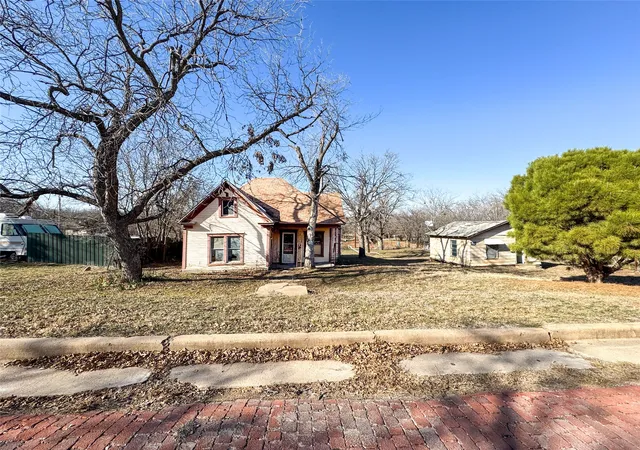 Homes for sale in Cisco, TX | 306 W 3Rd St, Cisco, TX 76437 | MLS# 21163014
