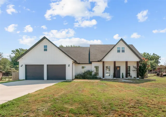 Homes for sale in Springtown, TX | 325 Berryhill Dr, Springtown, TX 76082 | MLS# 21164225