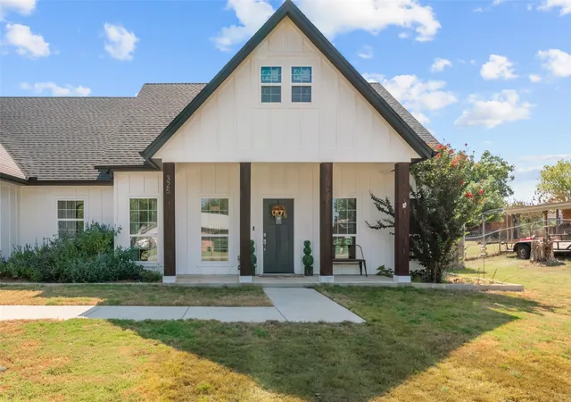 Homes for sale in Springtown, TX | 325 Berryhill Dr, Springtown, TX 76082 | MLS# 21164225
