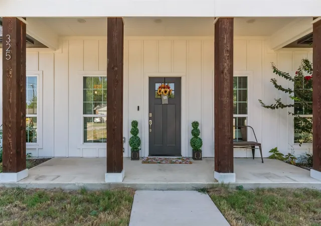 Homes for sale in Springtown, TX | 325 Berryhill Dr, Springtown, TX 76082 | MLS# 21164225