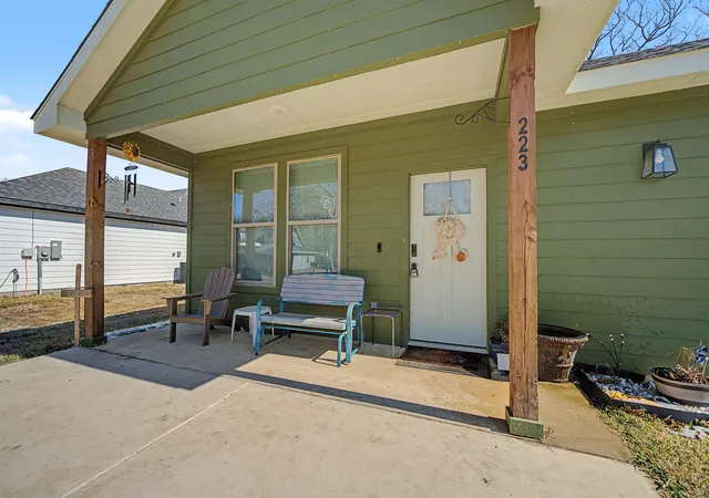 Photo 1 of Single family home for sale at 223 Harris Blvd, Malakoff, TX 75148 | MLS# 21160418 | Listing updated on 2026-08-28